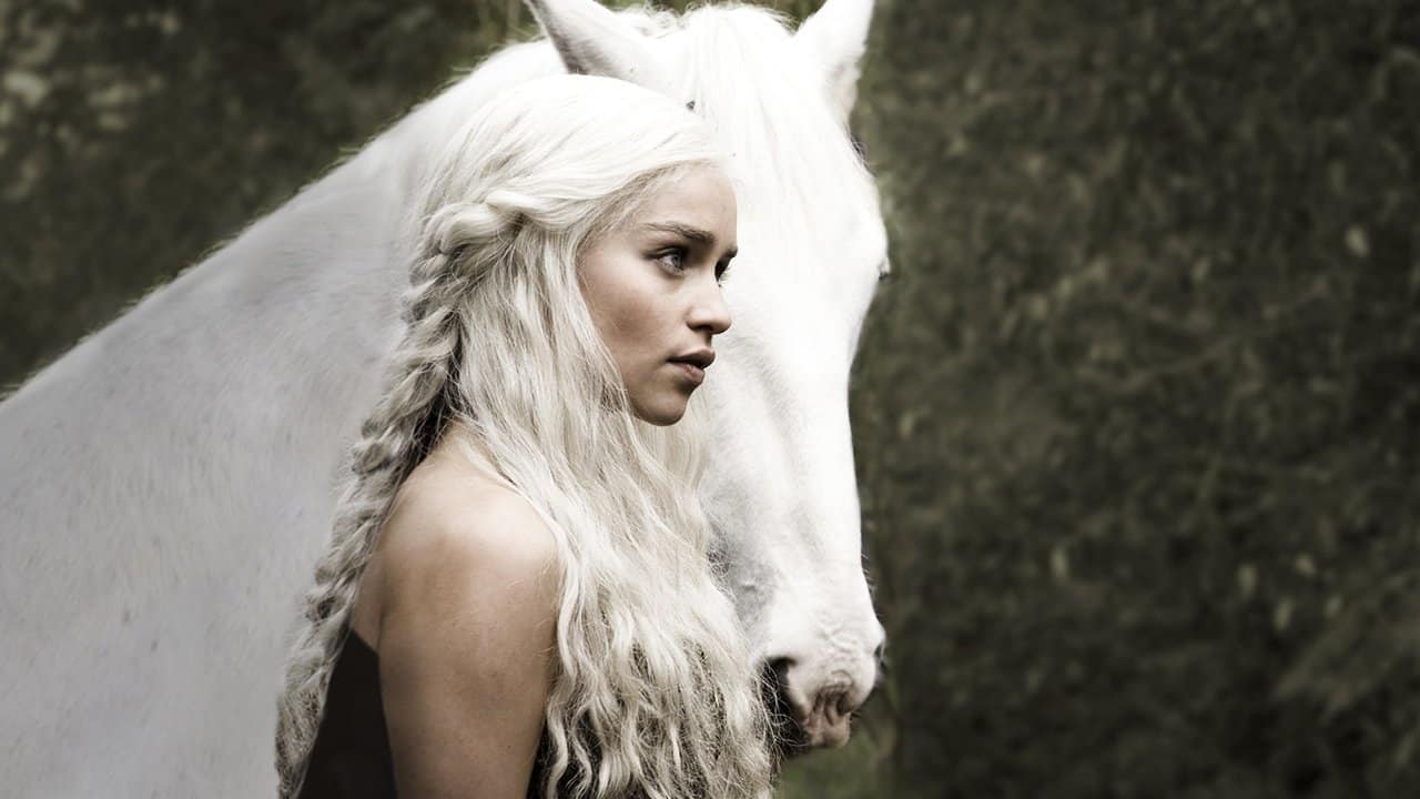 Deanerys Targaryen with a white stalion