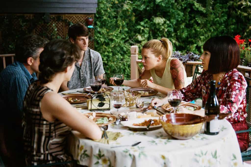 L'intero cast nella scena del pranzo