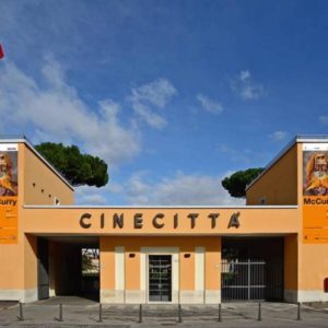 Cinecittà: incendio divampa negli studi cinematografici di Roma