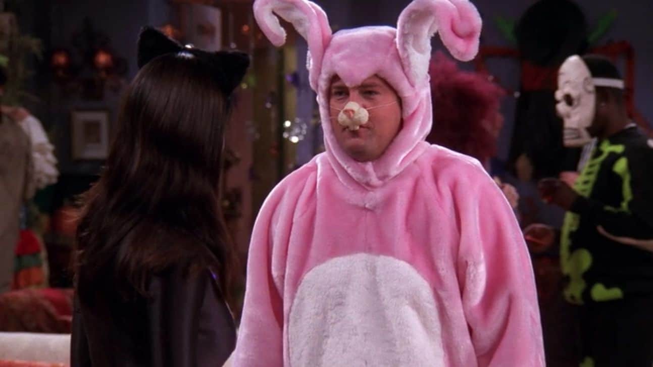 Friends: Matthew Perry rievoca il mitico coniglio rosa per Pasqua
