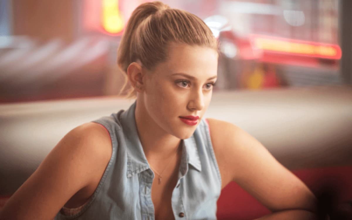 La star di Riverdale Lili Reinhart rivela i suoi problemi di salute su Instagram