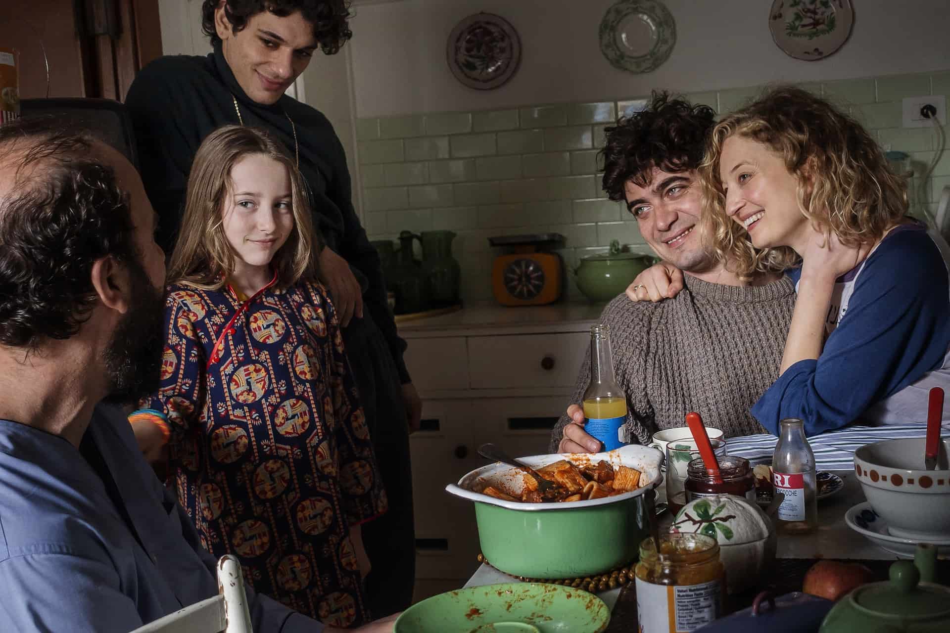 Magari: recensione del film intimo e impressionista con Scamarcio e Rohrwacher