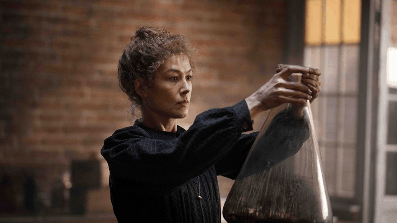 Marie Curie: il trailer del biopic con protagonista Rosamund Pike