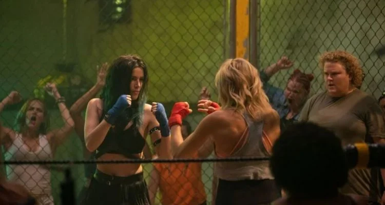 Chick Fight: Bella Thorne e Malin Akerman nel trailer del film