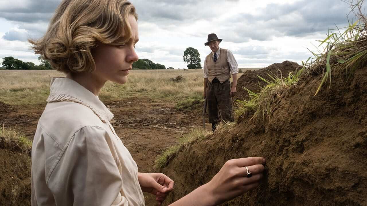 La nave sepolta: recensione del film con Ralph Fiennes e Carey Mulligan