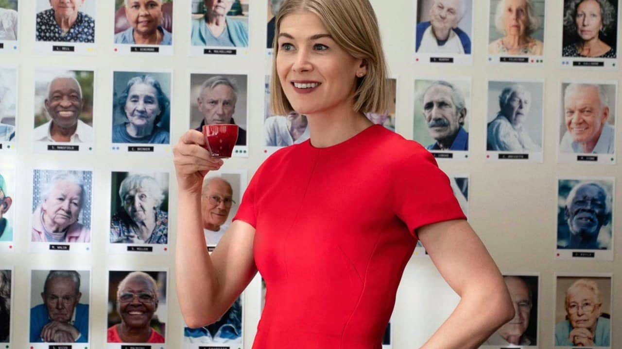 Saltburn: Rosamund Pike protagonista del nuovo film di Emerald Fennell