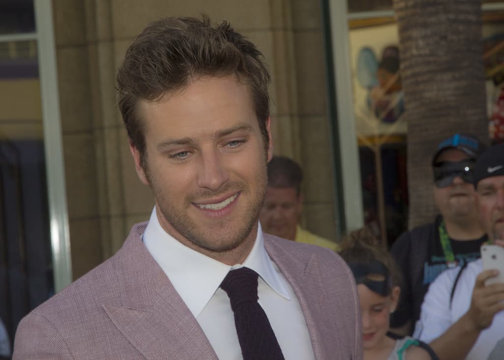 Armie Hammer dopo le accuse di cannibalismo è stato scaricato dalla sua agenzia