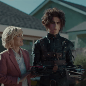 Timothée Chalamet nello spot del Super Bowl veste i panni del figlio di Edward mani di forbice