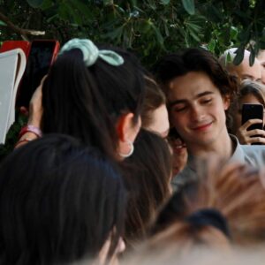 Tutti pazzi per Timothée Chalamet: la folle accoglienza al Lido di Venezia (video)