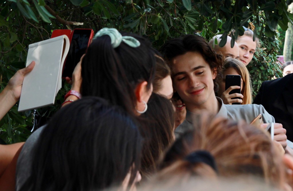 Tutti pazzi per Timothée Chalamet: la folle accoglienza al Lido di Venezia (video)