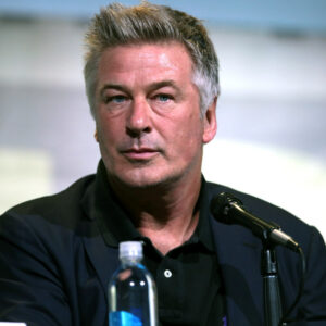 Rust, le indagini dell’FBI smentiscono Alec Baldwin: “Ha premuto il grilletto”