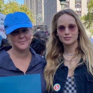 Jennifer Lawrence e Amy Shumer scendono in piazza per il diritto all’aborto