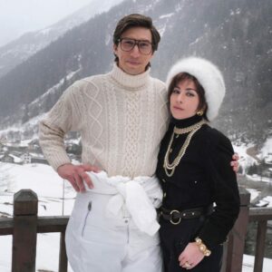 Lidl pubblicizza il suo maglione natalizio con una foto di Adam Driver e Lady Gaga in House of Gucci