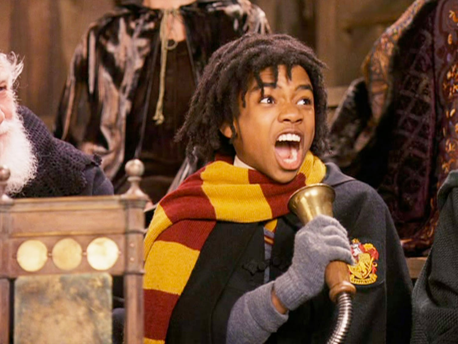 Harry Potter e il Torneo delle Case: tra i diversi ospiti c'è un cronista davvero speciale. Riuscite ad indovinare chi è? 1 Harry Potter torneo delle case cronista2