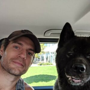 Henry Cavill presenta il suo cane Kal e rivela che il cucciolo ha salvato la sua salute mentale