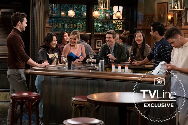 How I Met Your Father: due nuove foto della serie con Hilary Duff 2 j
