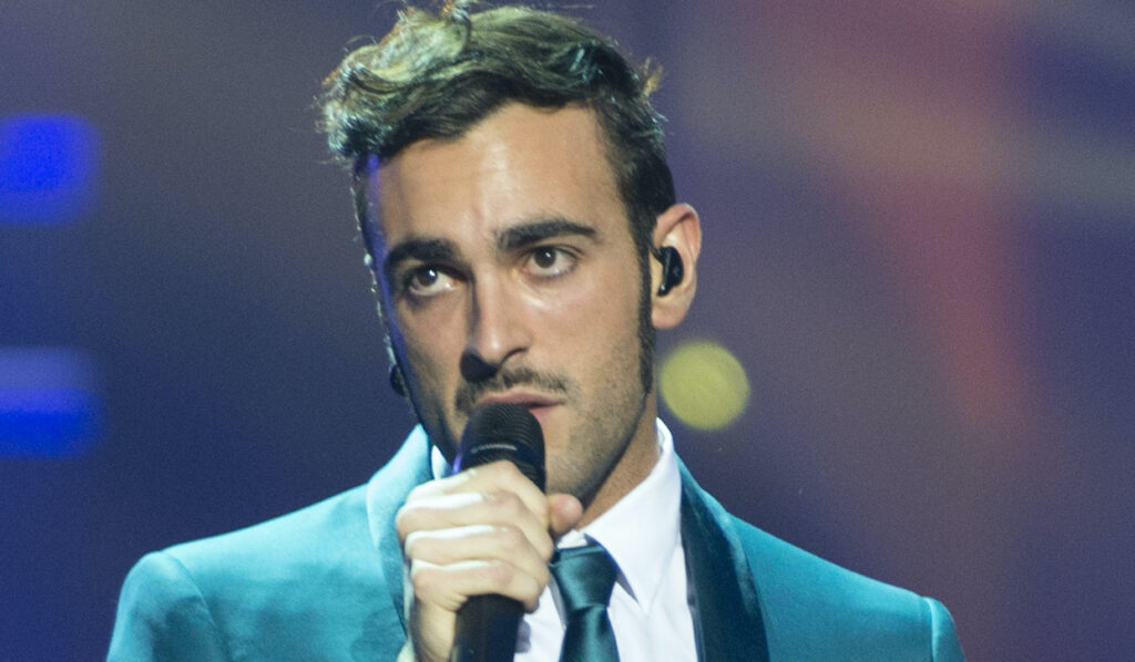 Marco Mengoni super ospite a Sanremo 2022: carriera e vita privata del cantante italiano