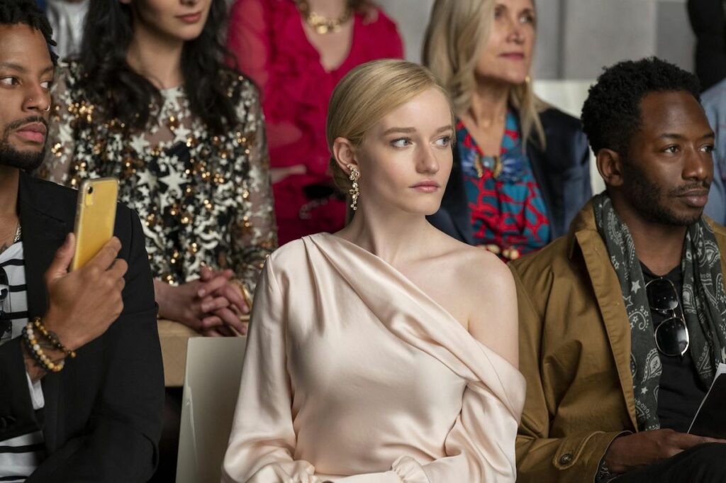 inventing anna il nuovo trailer della serie tv netflix dove julia garner si trasforma in una socialite truffatrice 1642496404