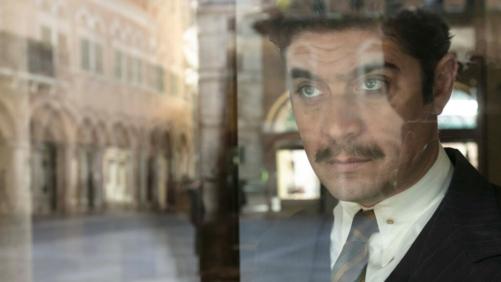 L’ombra del giorno: recensione del film con Riccardo Scamarcio e Benedetta Porcaroli