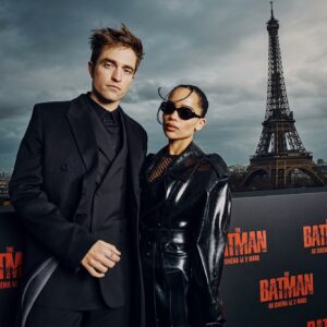 Robert Pattinson e Zoe Kravitz elegantissimi alla premiere parigina di The Batman insieme a un fan d’eccezione