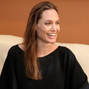 Angelina Jolie smentisce le accuse di Brad Pitt: l’attore aveva accusato l’ex moglie di aver danneggiato la loro azienda vinicola