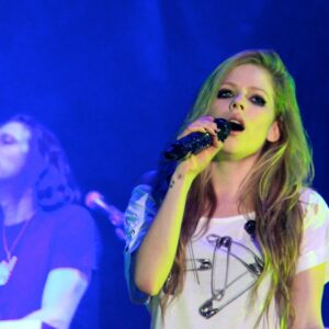 Avril Lavigne: la cantante rivela che vorrebbe vedere Kristen Stewart interpretarla in un suo film biografico