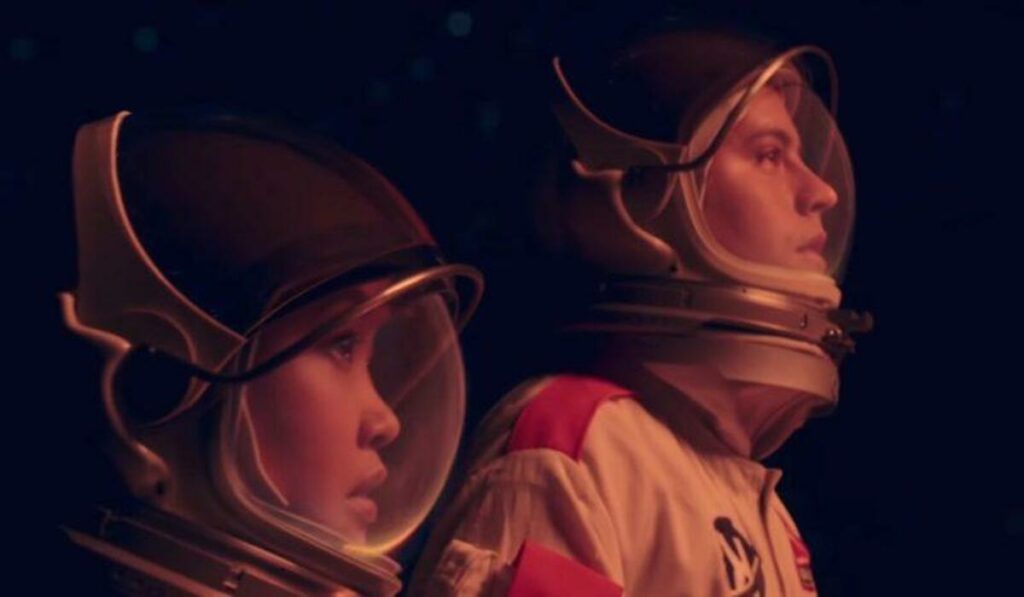 Moonshot: Cole Sprouse e Lana Condor nel trailer del film
