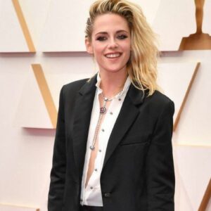 Kristen Stewart indossa i pantaloncini sul red carpet agli Oscar 2022, i commenti del pubblico