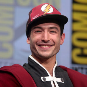 Ezra Miller, la star di The Flash aggiorna i fan sulla sua situazione legale: “Sono stato preso di mira ingiustamente”