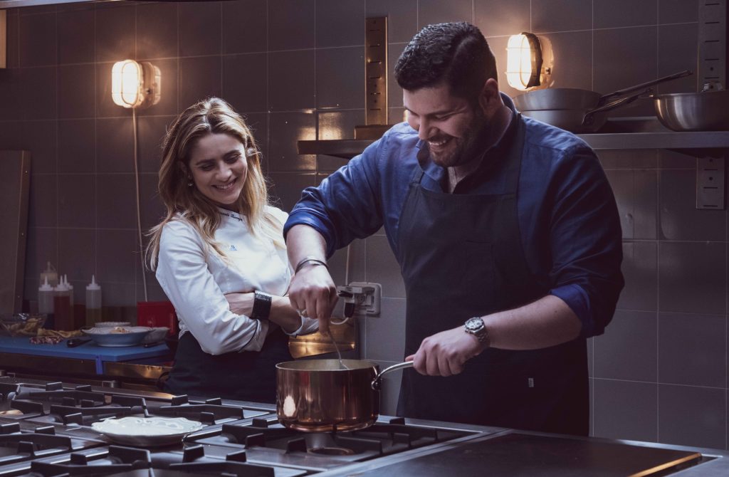 La cena perfetta: il trailer della commedia con Salvatore Esposito e Greta Scarano