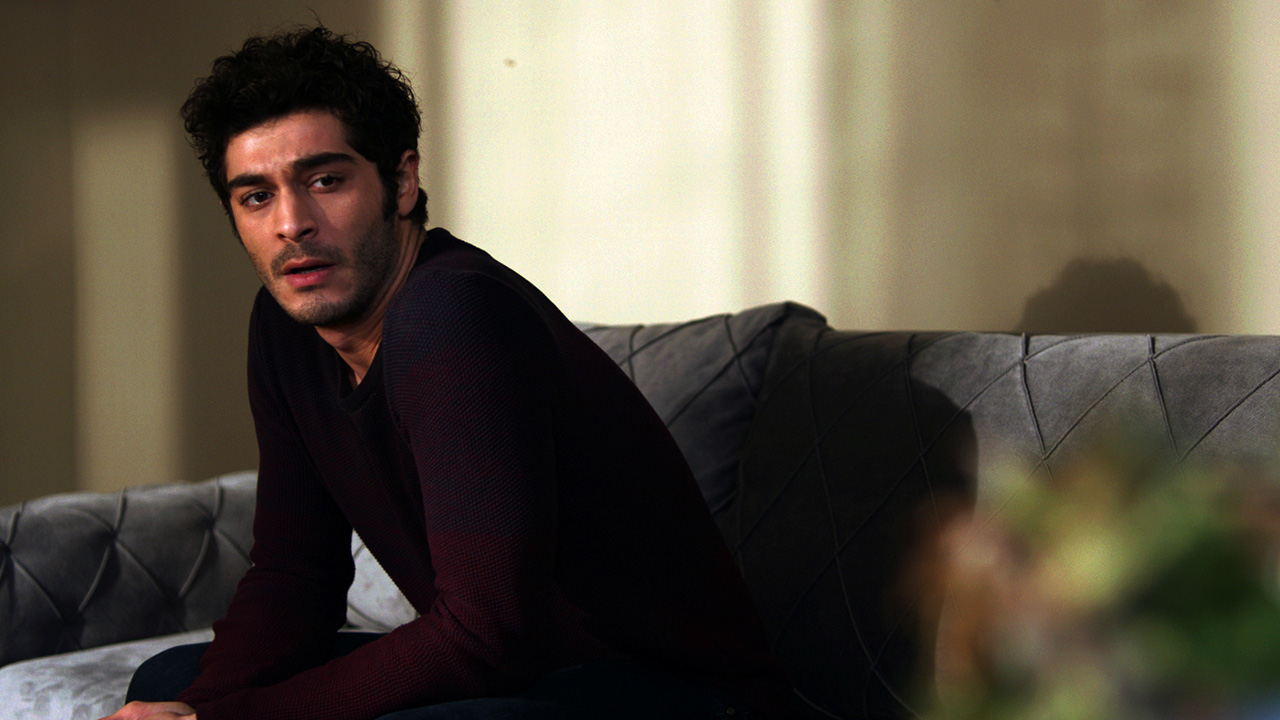 Burak Deniz: chi è l'attore e modello turco che interpreta Asaf ne Le fate ignoranti - La serie 1 burak deniz