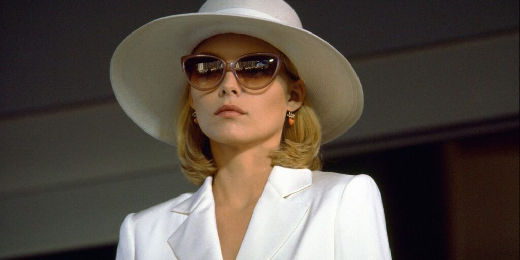 Michelle Pfeiffer ha acquistato i suoi iconici occhiali da sole Scarface ad una cifra incredibile in farmacia