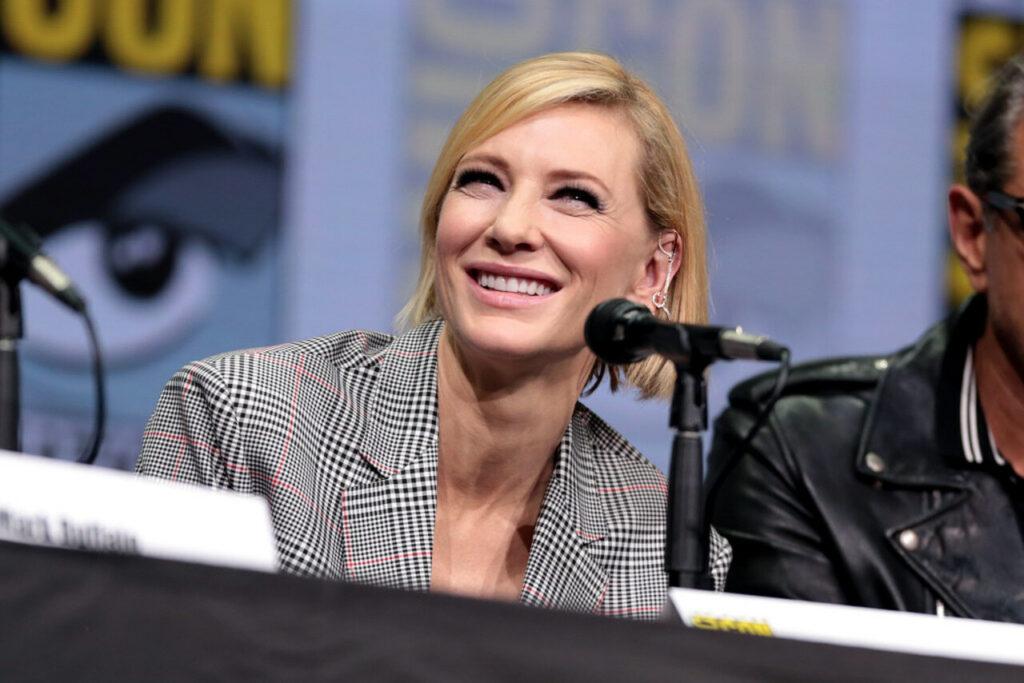 Cate Blanchett e la critica al male gaze: “Alcuni registi uomini hanno bisogno di sentirsi attratti dai personaggi femminili”