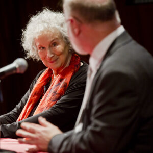 Margaret Atwood, autrice di The Handmaid’s Tale, contro le leggi antiabortiste: “Il parto forzato è una forma di schiavitù”
