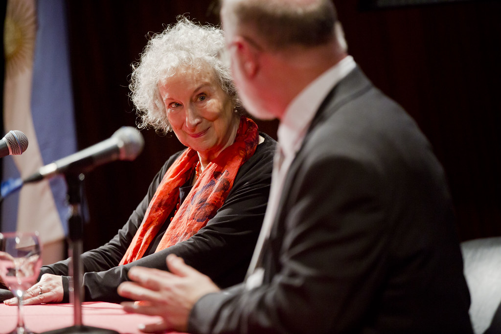 Margaret Atwood, autrice di The Handmaid’s Tale, contro le leggi antiabortiste: “Il parto forzato è una forma di schiavitù”