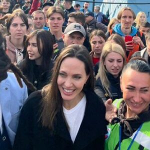 Angelina Jolie in visita in Ucraina: il video in un bar di Leopoli