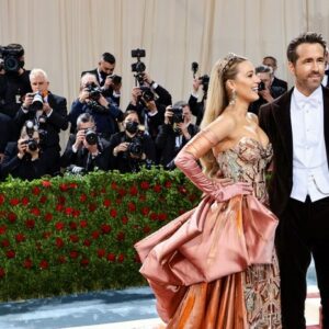 Blake Lively regina del Met Gala 2022: l’abito mozzafiato e la reazione di Ryan Reynolds [VIDEO]