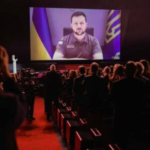 Cannes 2022, Volodymyr Zelens’kyj interviene a sorpresa alla cerimonia di apertura: “Il Cinema rimarrà in silenzio?”