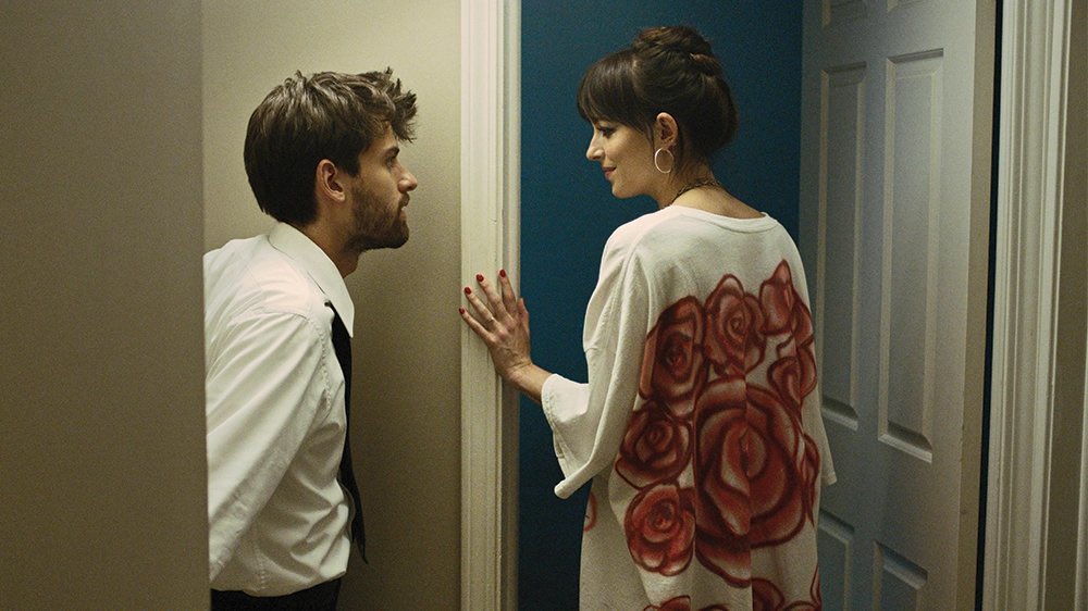 Il trailer di Cha Cha Real Smooth: il nuovo film diretto da Cooper Raiff con Dakota Johnson racconta di un amore non convenzionale
