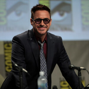 Robert Downey Jr. svela a sorpresa un nuovo look decisamente eccentrico! [FOTO]