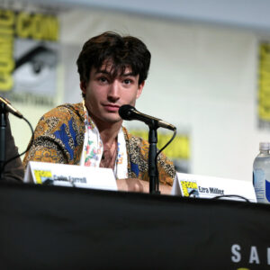 Ezra Miller starebbe girando per gli Stati Uniti armato e con un giubbotto antiproiettile