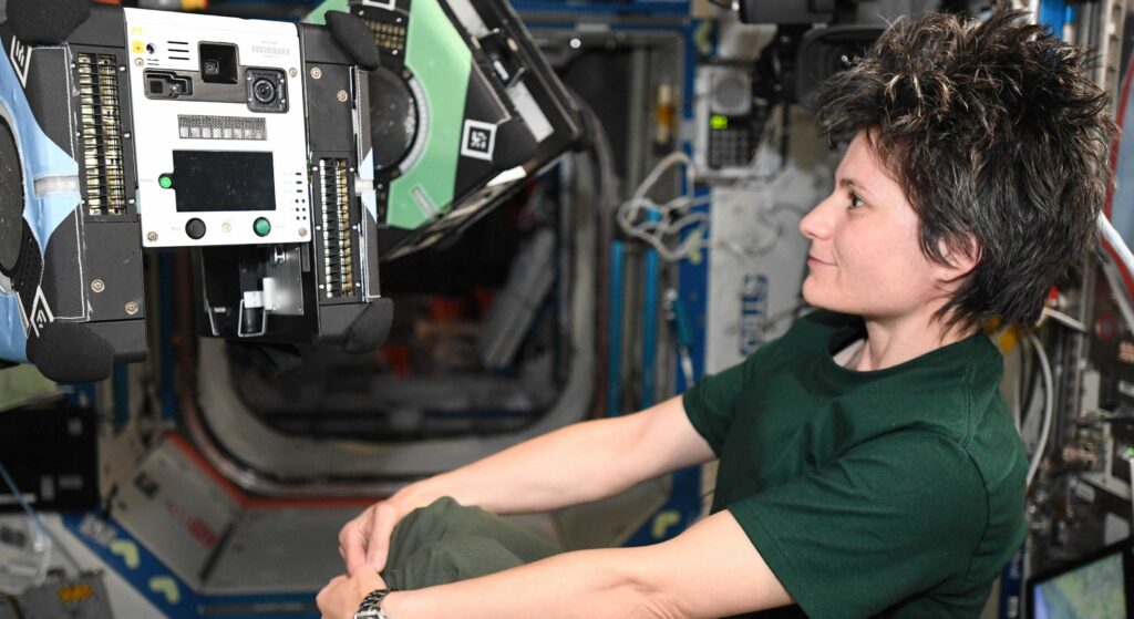 Samantha Cristoforetti e quel dubbio spaziale rivolto a Sandra Bullock: “Come fai ad avere i capelli in ordine in Gravity?”
