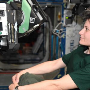 Samantha Cristoforetti e quel dubbio spaziale rivolto a Sandra Bullock: “Come fai ad avere i capelli in ordine in Gravity?”