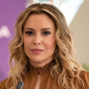 Alyssa Milano scriverà la sceneggiatura della serie Things I’m Seeing Without You per A+E Studios