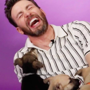 Chris Evans: l’intervista in mezzo ai cuccioli per l’uscita di Lightyear è irresistibile! [VIDEO]