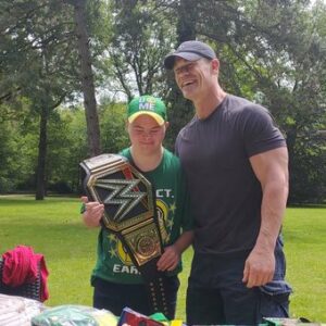 John Cena sorprende un giovane rifugiato ucraino affetto da sindrome di Down [VIDEO]