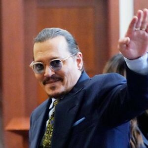 I fan reagiscono alla vittoria di Johnny Depp durante il processo [VIDEO]