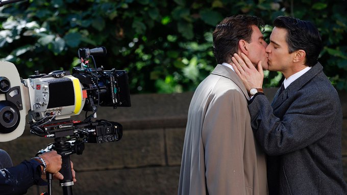 Maestro: il bacio tra Bradley Cooper e Matt Bomer sul set [FOTO]