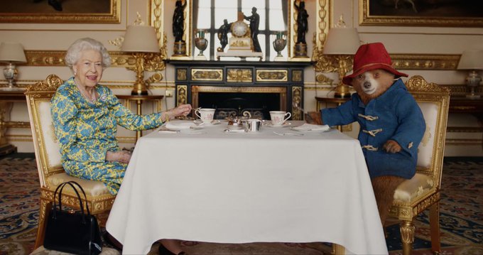 La regina Elisabetta II prende il tè con l’orso Paddington: il divertente sketch a sorpresa per il Giubileo di Platino [VIDEO]