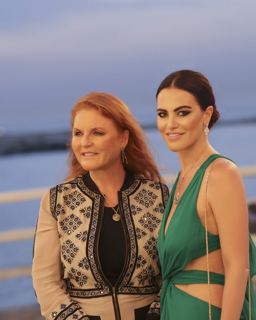 SARAH FERGUSON E MELANIA DALLA COSTA MAGNA GRECIA AWARDS.jpeg